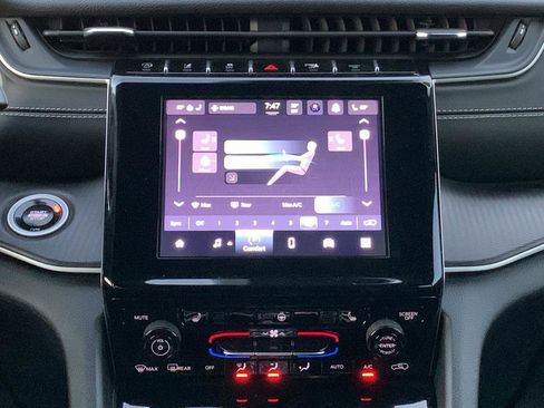 Used 2024 Jeep Grand Cherokee Altitude image 21