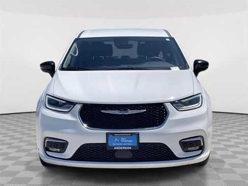 Used 2024 Chrysler Pacifica Touring-L FWD image 4