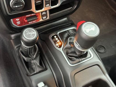 Used 2025 Jeep Wrangler Unlimited Rubicon AWD/4WD image 30