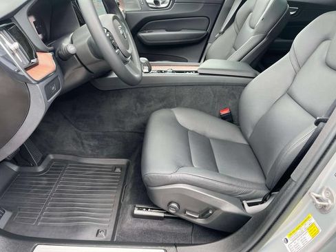 Used 2023 Volvo XC60 B5 Plus AWD/4WD image 9