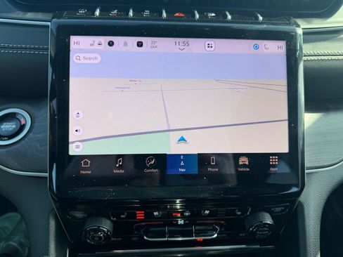 Used 2025 Jeep Grand Cherokee L Limited w/ Luxury Tech Group II image 30