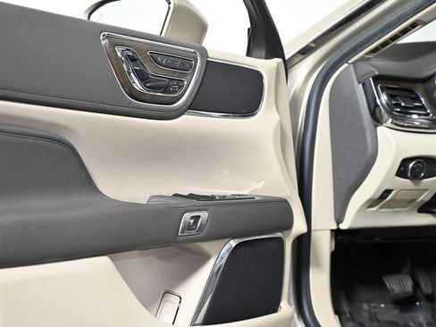 Used 2017 Lincoln Continental Reserve w/ Technology Package image 33