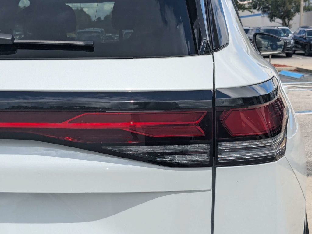 Certified 2025 Volkswagen Tiguan SE R-Line AWD/4WD image 14