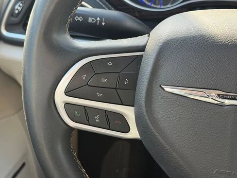 Used 2022 Chrysler Pacifica Limited image 16