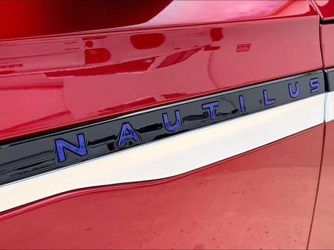 Used 2024 Lincoln Nautilus Reserve w/ Equipment Group 202A AWD/4WD image 9
