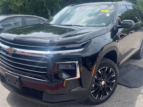 Used 2025 Chevrolet Traverse LT w/ Sun and Wheel Package AWD/4WD image 1