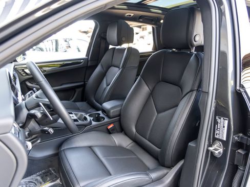 Certified 2026 Porsche Macan AWD/4WD image 5