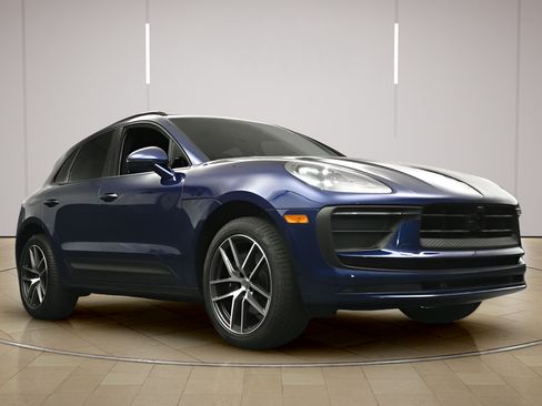 Certified 2025 Porsche Macan AWD/4WD image 30