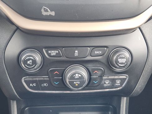 Used 2015 Jeep Cherokee Latitude w/ Comfort/Convenience Group image 19