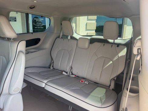 Used 2018 Chrysler Pacifica Limited w/ Advanced Safetytec Group FWD image 8