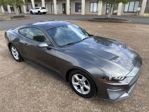 Used 2018 Ford Mustang image 3