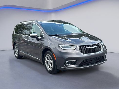 Used 2023 Chrysler Pacifica Limited FWD image 5