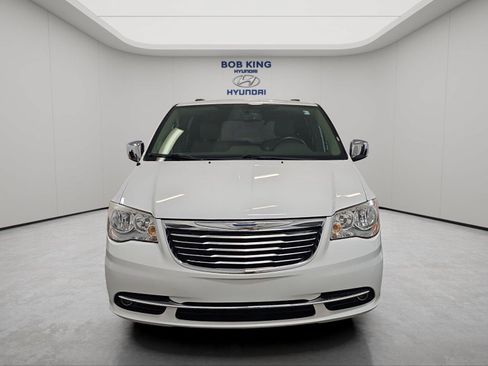 Used 2015 Chrysler Town & Country Touring-L w/ Driver Convenience Group FWD image 8