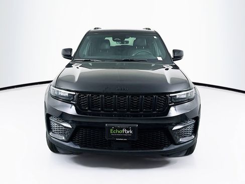 Used 2025 Jeep Grand Cherokee Altitude image 2
