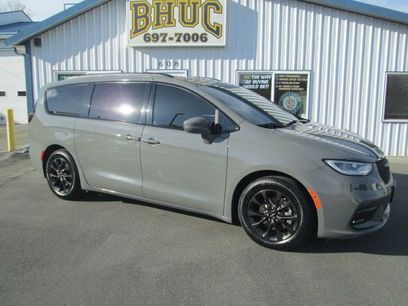 Used 2021 Chrysler Pacifica Touring-L w/ Uconnect Theater Family Group