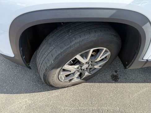 Used 2023 GMC Acadia SLE w/ Driver Convenience Package image 9