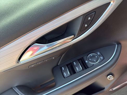 Used 2025 Buick Envision Avenir AWD/4WD image 12
