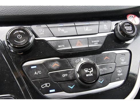 Used 2024 Chrysler Pacifica Touring-L FWD image 28
