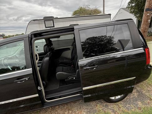 Used 2014 Chrysler Town & Country Touring image 17