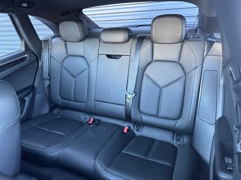 Certified 2022 Porsche Macan image 30