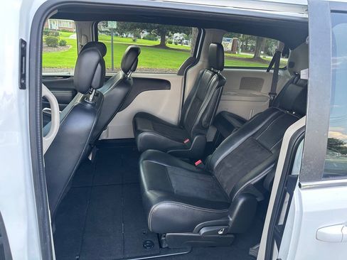 Used 2019 Dodge Grand Caravan SXT FWD image 12