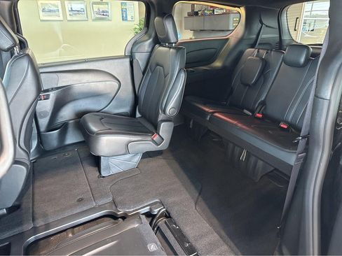 Used 2025 Chrysler Pacifica Select FWD image 38