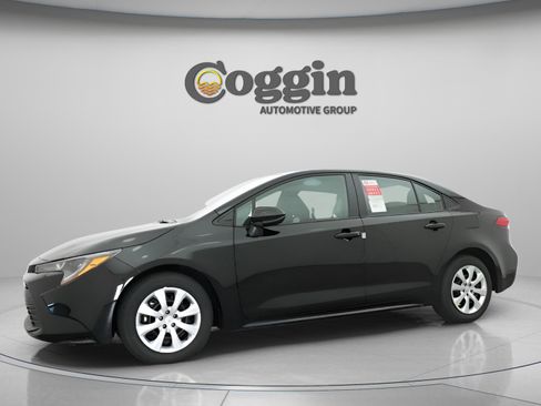 Used 2025 Toyota Corolla LE image 3