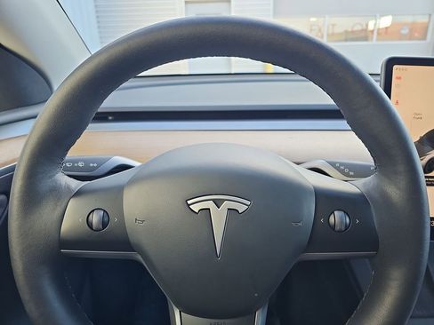 Used 2023 Tesla Model Y Performance image 28