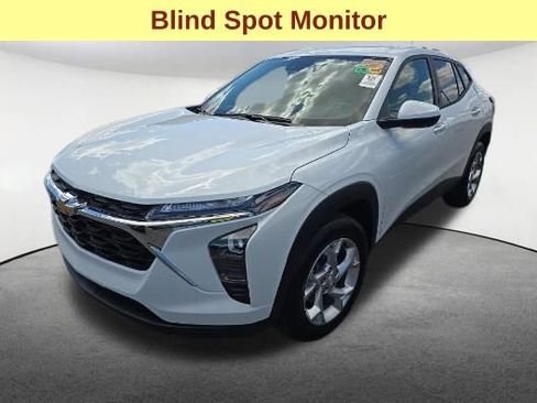 Used 2026 Chevrolet Trax LS w/ LS Convenience Package FWD image 4