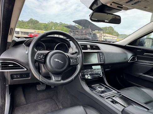 Used 2018 Jaguar XE Premium RWD image 10