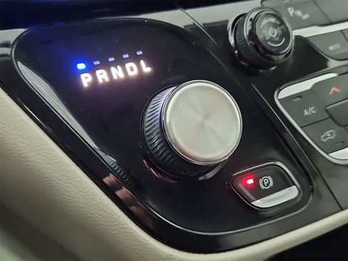 Used 2018 Chrysler Pacifica Touring Plus image 32