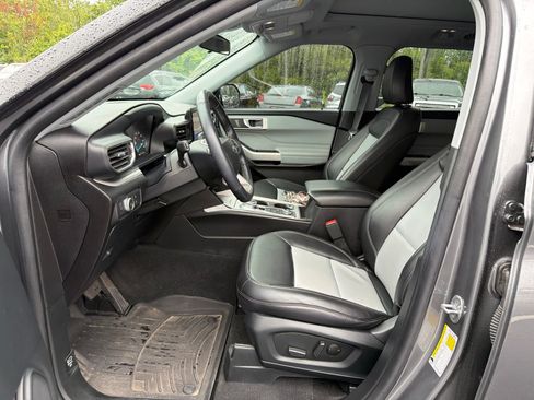 Used 2022 Ford Explorer XLT w/ Equipment Group 202A AWD/4WD image 11