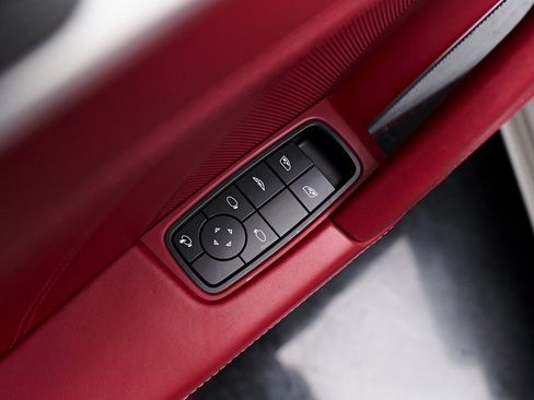 Used 2022 Porsche 911 Turbo S w/ 911 Turbo Sportdesign Package image 33