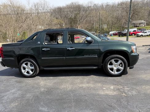 Used 2013 Chevrolet Avalanche LTZ image 50