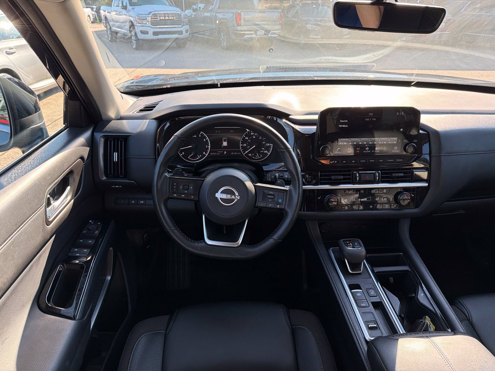 Used 2025 Nissan Pathfinder SL FWD image 11