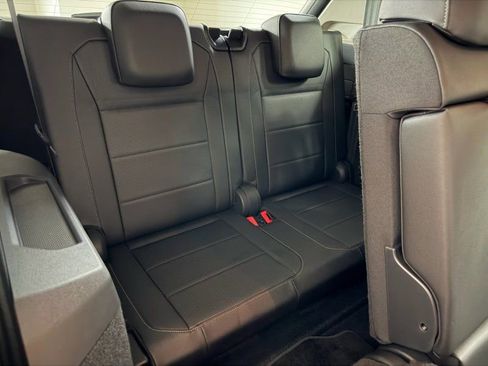 Used 2018 Volkswagen Tiguan SE FWD image 18