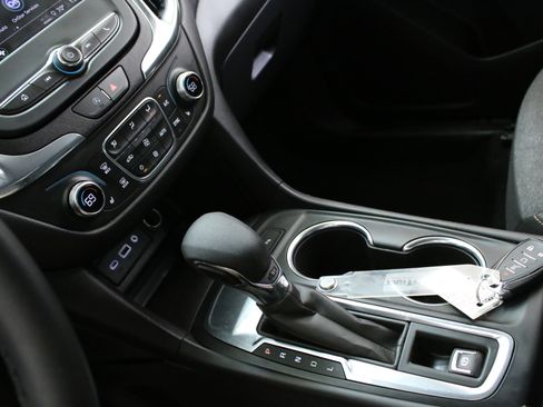 Used 2023 Chevrolet Equinox LT FWD image 19