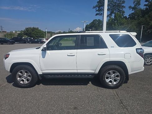 Used 2022 Toyota 4Runner SR5 Premium w/ Moonroof Package AWD/4WD image 8