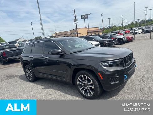 Used 2023 Jeep Grand Cherokee Overland w/ Luxury Tech Group IV AWD/4WD image 5