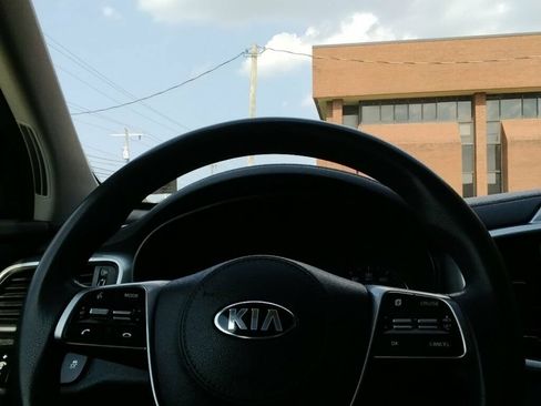 Used 2019 Kia Sorento FWD image 14