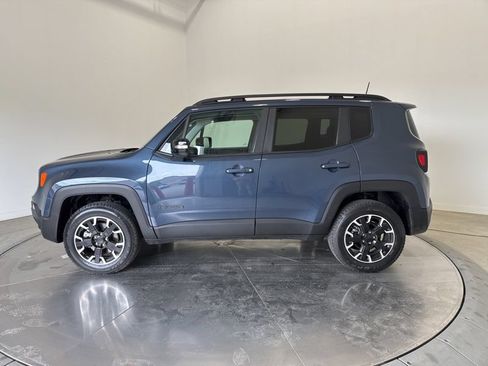 Used 2023 Jeep Renegade Latitude w/ Sun/Sound Group AWD/4WD image 4