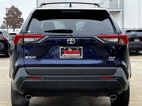 Used 2023 Toyota RAV4 XLE Premium image 5