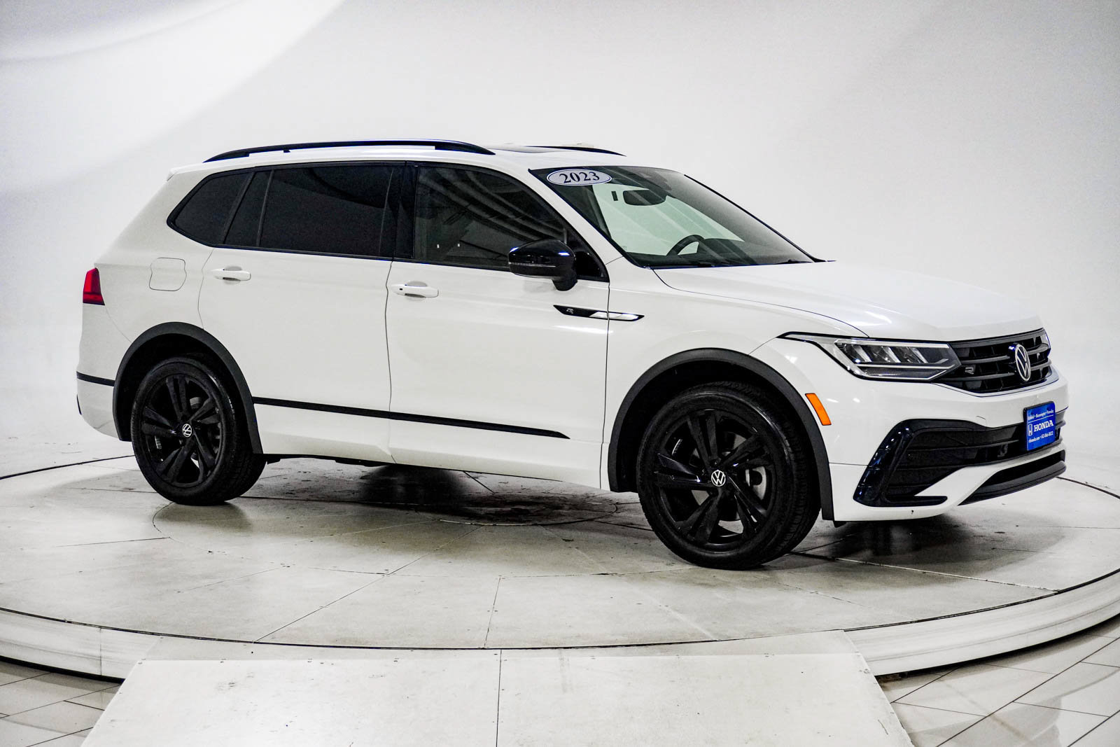 Used 2023 Volkswagen Tiguan SE R-Line FWD image 12