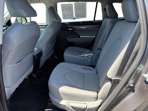 Used 2021 Toyota Highlander Platinum image 16