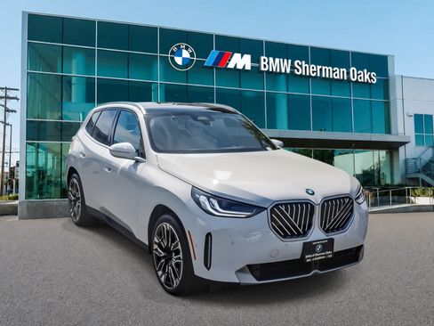 Used 2025 BMW X3 xDrive30i w/ Premium Package AWD/4WD image 3