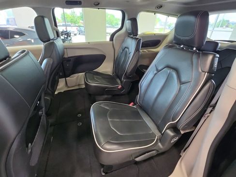 Used 2023 Chrysler Pacifica Limited FWD image 35