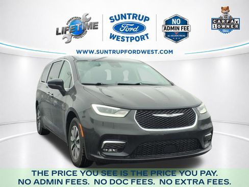 Used 2024 Chrysler Pacifica Limited FWD image 1