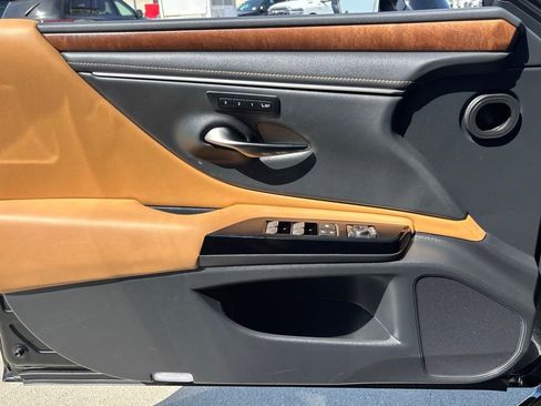 Used 2024 Lexus ES 300h 300h w/ Premium Package image 18