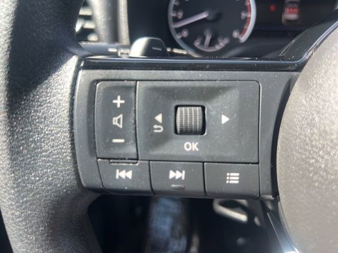 Used 2023 Nissan Rogue SV image 34