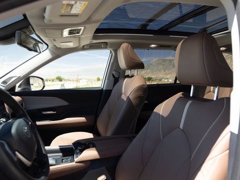 Used 2024 Toyota Grand Highlander AWD image 15